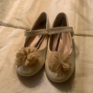 Cream dress shoe, girls size 13. Adamumu brand.